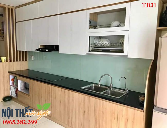 Không gian phòng bếp hiện đại và ấm cúng với gam màu xanh ngọc và màu gỗ an toàn