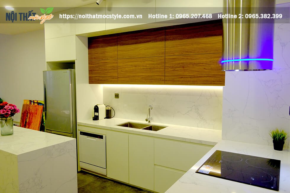 Tủ bếp giật cấp làm bằng chất liệu cốt thái chống ẩm trắng tạo điểm nhấn nghệ thuật cho không gian bếp