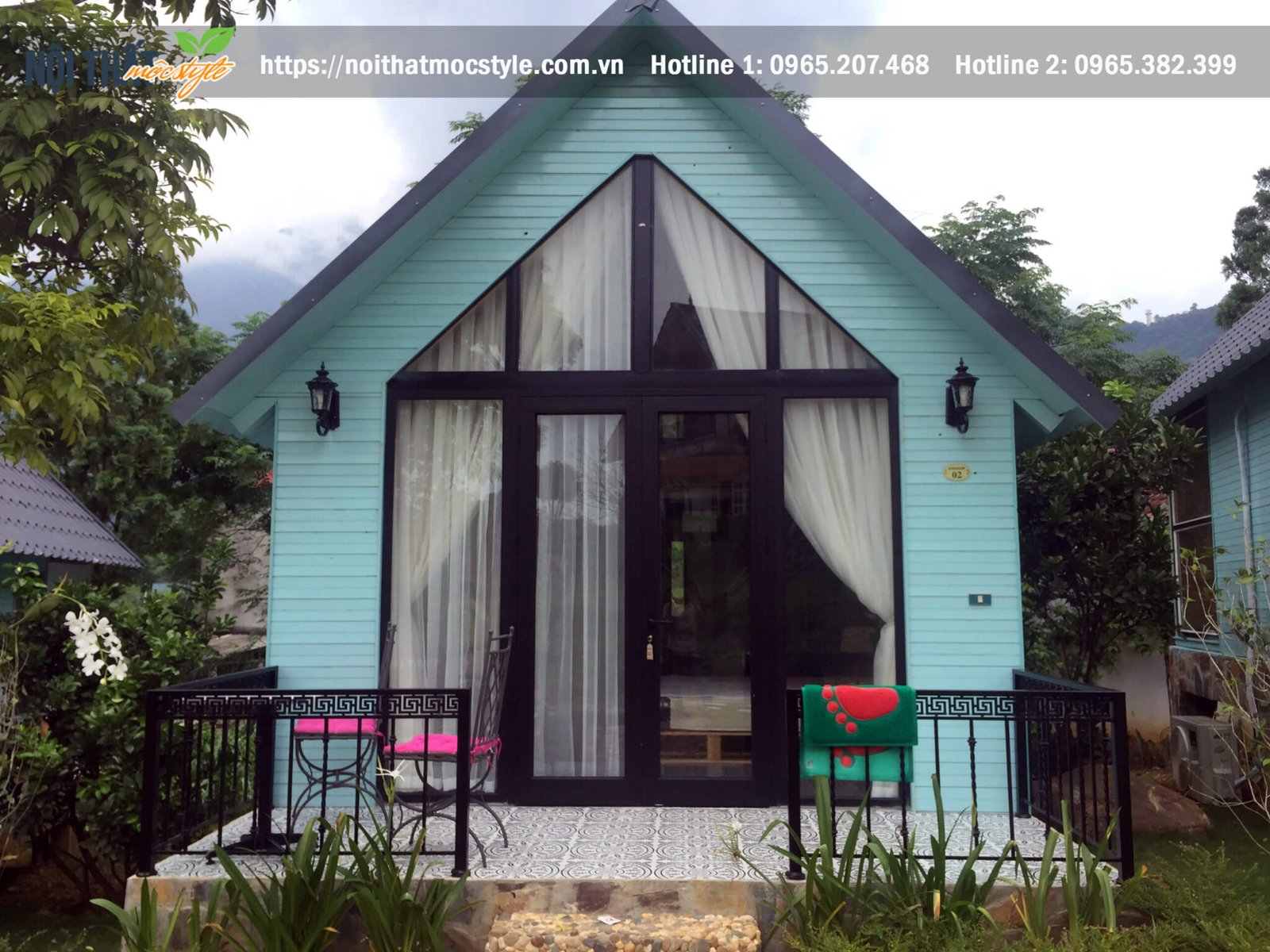 Căn nhà gỗ nhỏ xinh được sơn màu xanh bắt mắt, gợi cảm giác dễ chịu, tươi mát