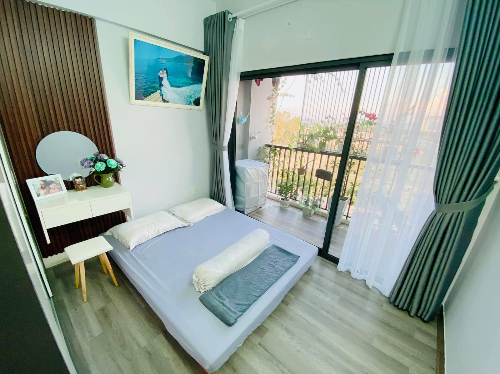 Không gian phòng ngủ nhỏ cực thông thoáng và tròng lành khi được bày trí cạnh ban công view cực đẹp Không gian phòng ngủ nhỏ cực thông thoáng và tròng lành khi được bày trí cạnh ban công view cực đẹp