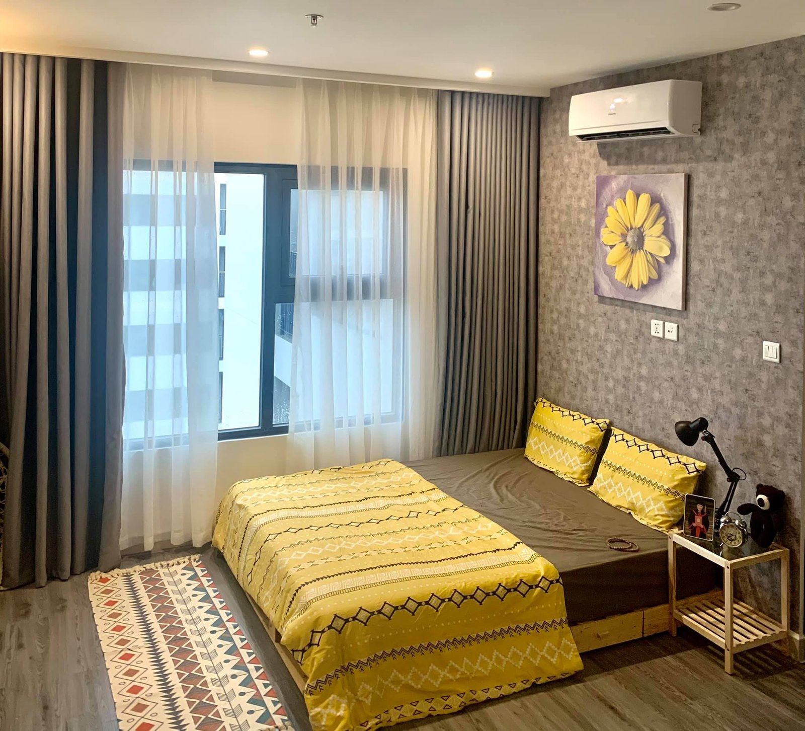 Không gian phòng ngủ cưc ấm cùng và thống nhất và hài hòa với gam màu nâu và vàng