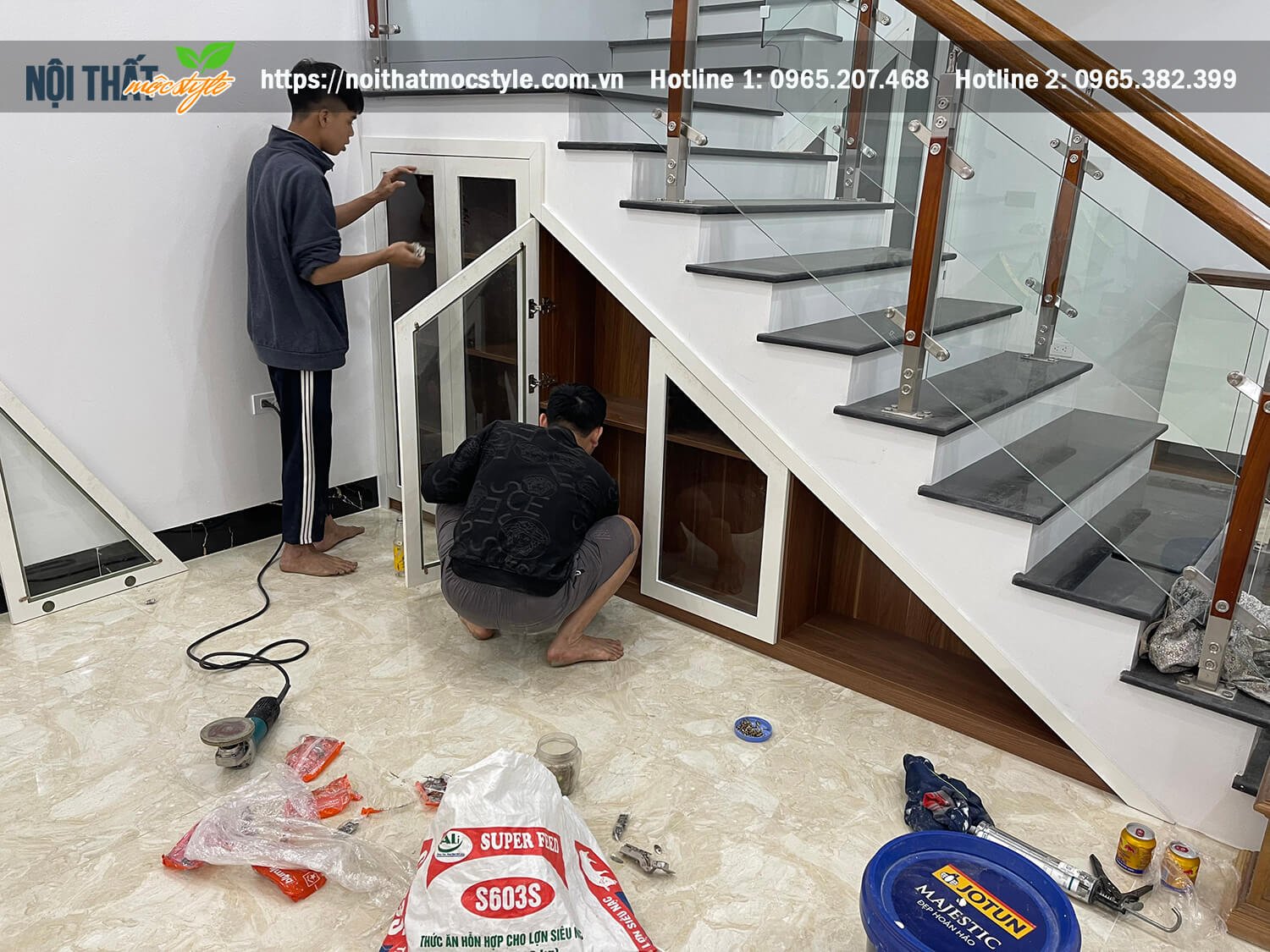 Thi công hệ thống tủ chứa đồ dưới chân cầu thang tạo không gian cất chứa đồ hiện đại giúp tiết kiệm tối đa diện tích Thi công hệ thống tủ chứa đồ dưới chân cầu thang tạo không gian cất chứa đồ hiện đại giúp tiết kiệm tối đa diện tích
