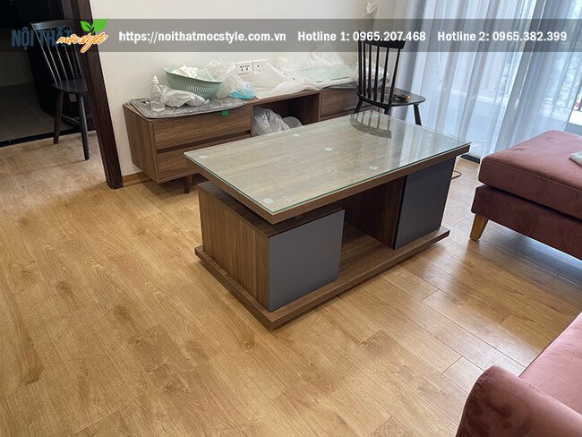 Nội thất phòng khách với bàn trà và kệ tivi được đặt đóng trực thiếp tại xưởng Nội thất Mộc Style. Nội thất phòng khách với bàn trà và kệ tivi được đặt đóng trực thiếp tại xưởng Nội thất Mộc Style.