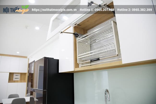 Giá bát hiện đại được bày trí tại hệ tủ bếp trên, với tay nâng hạ hiện đại Giá bát hiện đại được bày trí tại hệ tủ bếp trên, với tay nâng hạ hiện đại