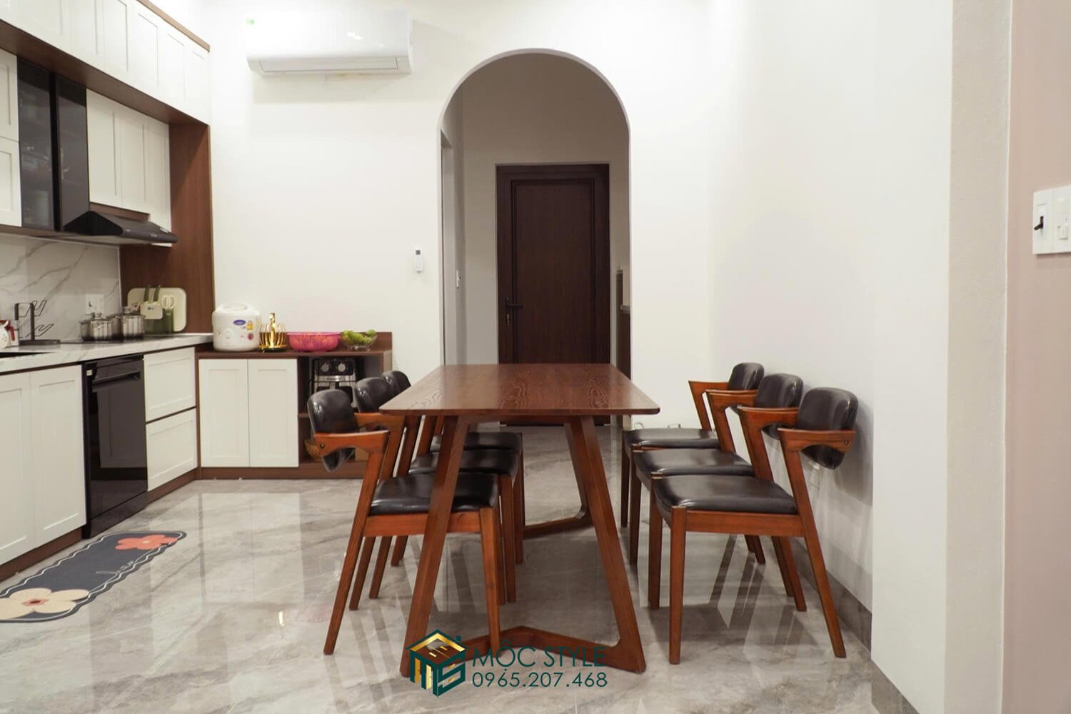 Bộ bàn ghế ăn Kai với 6 ghế cùng bàn chân V cho không gian rộng rãi