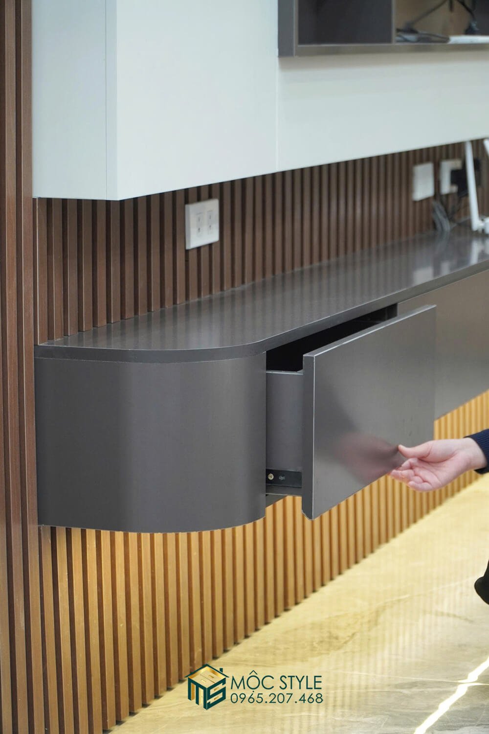 Kệ tivi treo tường bo cong cùng ngăn kéo để tiện lợi khi sử dụng