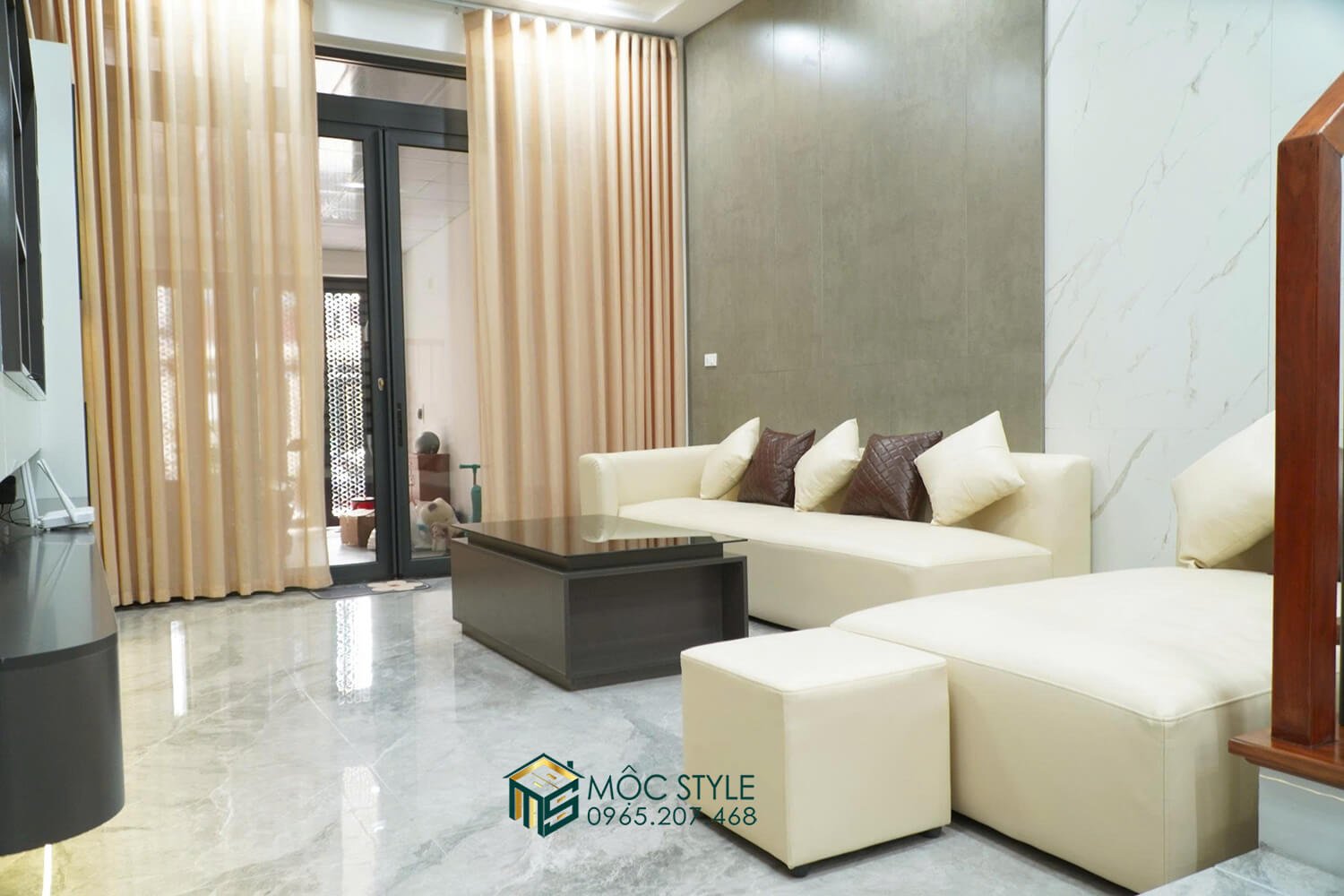 Không gian phòng khách được hoàn thiện với bộ sofa và bàn trà