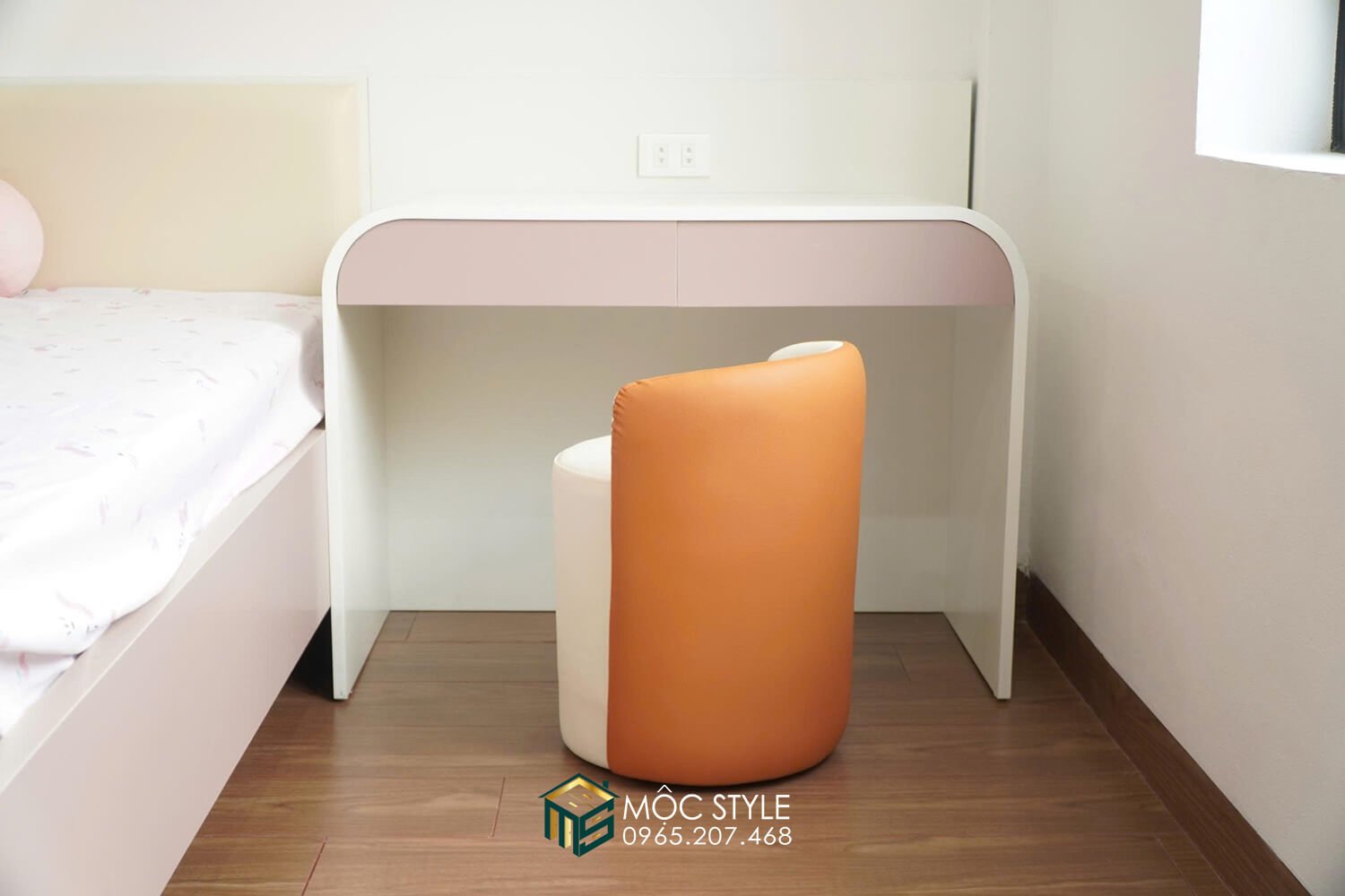 Bàn trang điểm phòng con gái cũng được bo cong thẩm mỹ