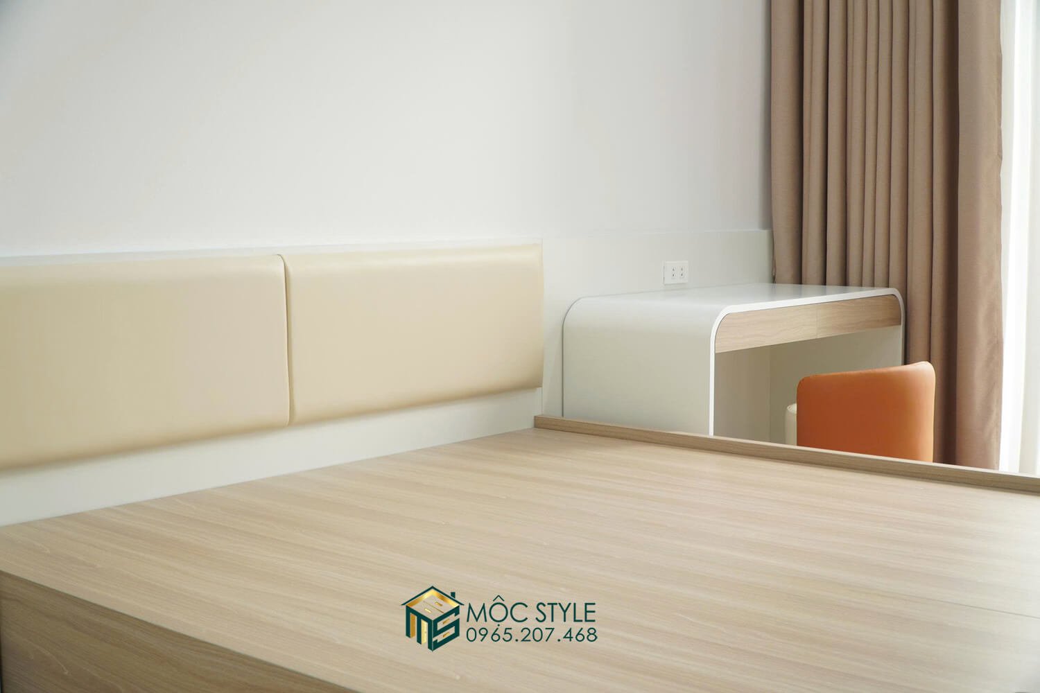 Đầu giường được dán nệm êm ái