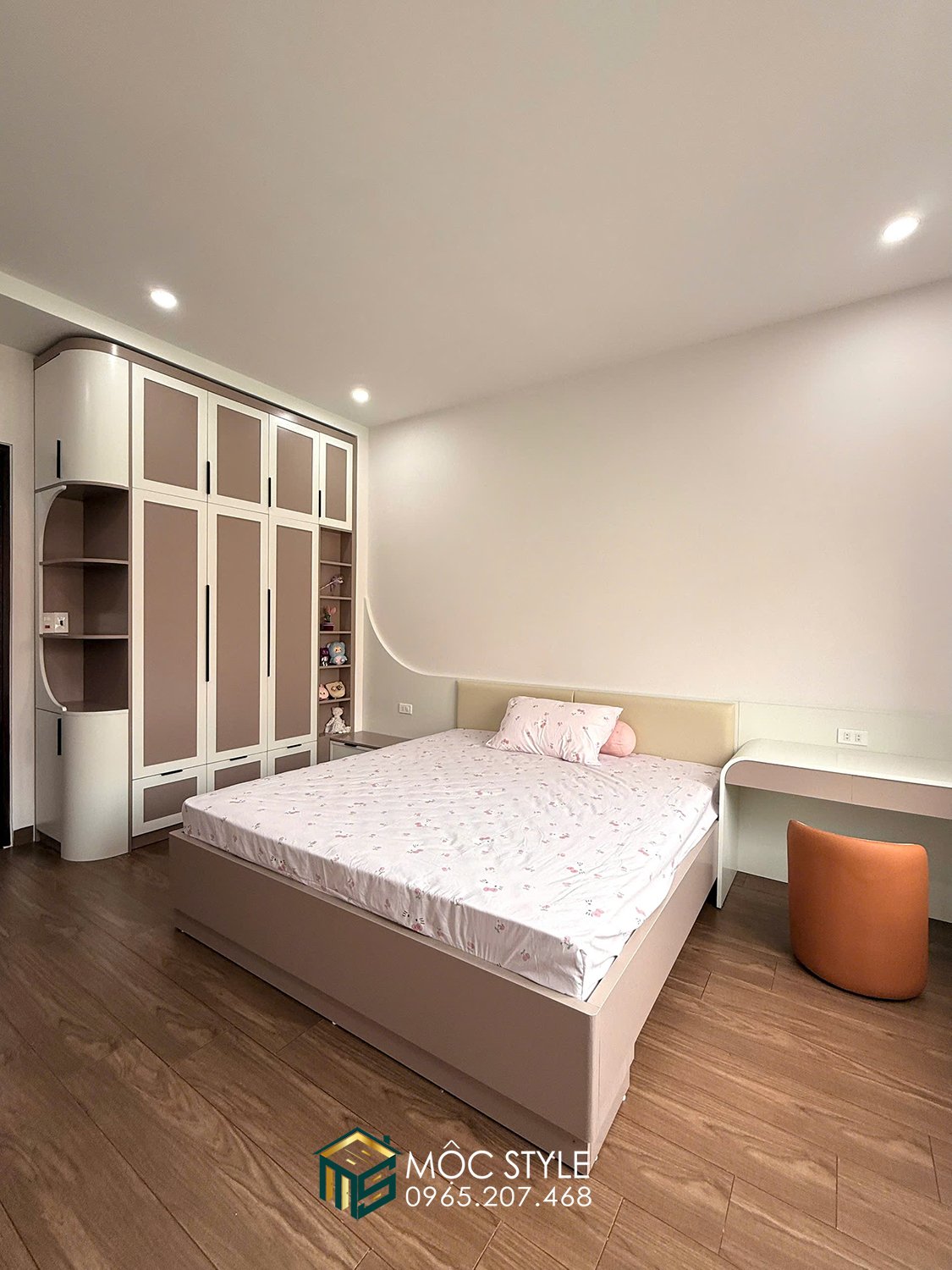 Phòng ngủ của con gái với tông trắng - hồng thu hút